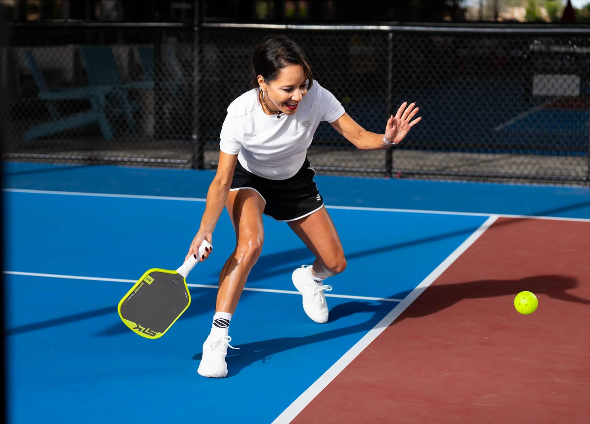 Infographic breakdown of non-volley zone dinking posture fundamentals and knee hinge balance